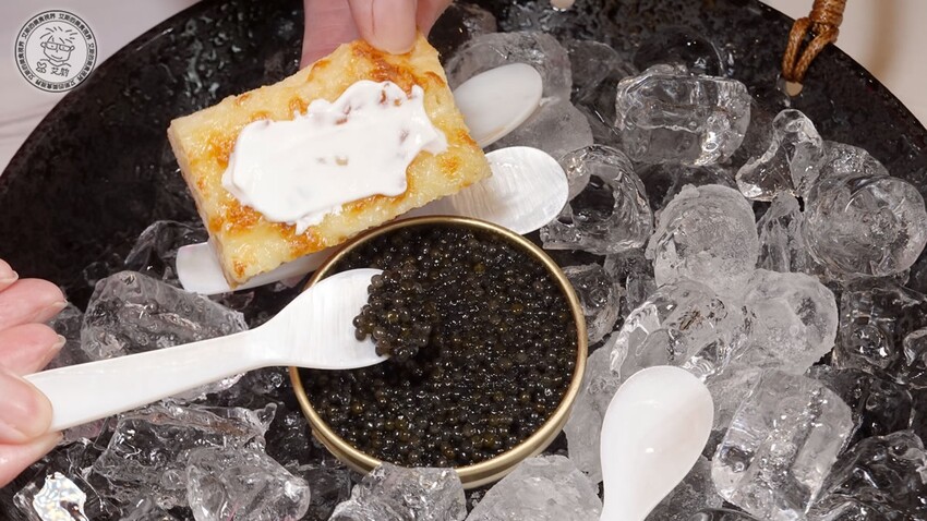 【 米蘭炸雞 】（再訪）我心目中排前三名的炸雞，皮脆肉嫩多汁很久不吃真的會想念．還有特級俄羅斯白鱘魚子