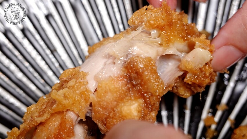 【 米蘭炸雞 】（再訪）我心目中排前三名的炸雞，皮脆肉嫩多汁很久不吃真的會想念．還有特級俄羅斯白鱘魚子