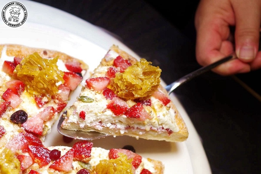 8草莓堅果蜂巢蜜披薩7.jpg