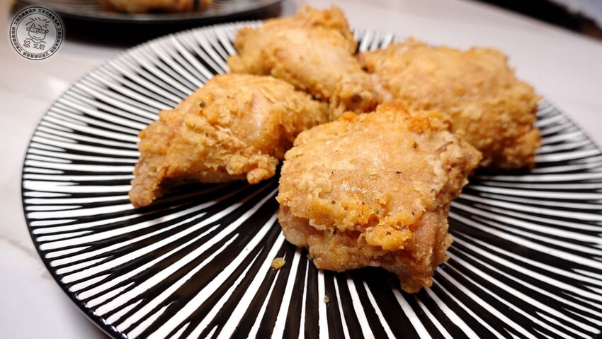 【 米蘭炸雞 】（再訪）我心目中排前三名的炸雞，皮脆肉嫩多汁很久不吃真的會想念．還有特級俄羅斯白鱘魚子