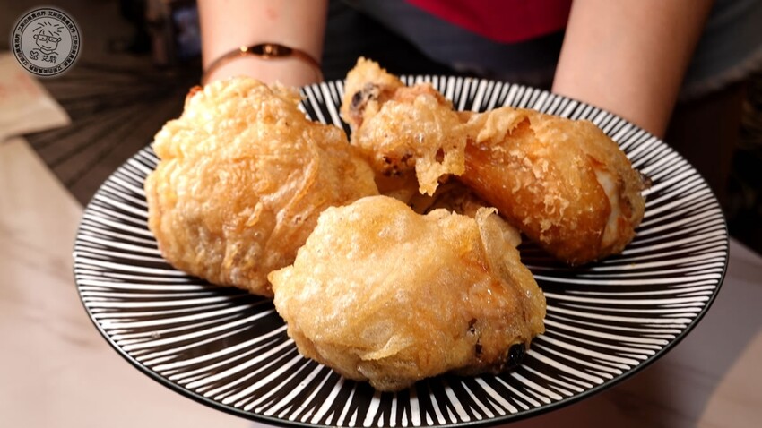 【 米蘭炸雞 】（再訪）我心目中排前三名的炸雞，皮脆肉嫩多汁很久不吃真的會想念．還有特級俄羅斯白鱘魚子