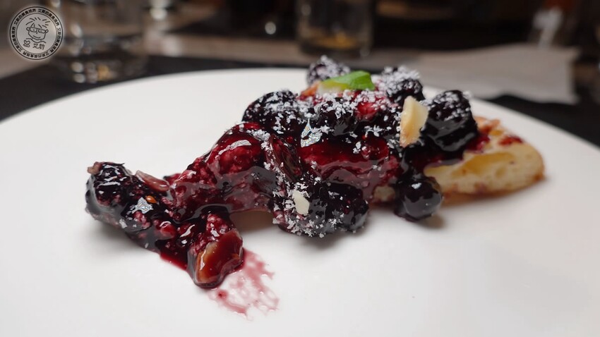 【 米蘭炸雞 】（再訪）我心目中排前三名的炸雞，皮脆肉嫩多汁很久不吃真的會想念．還有特級俄羅斯白鱘魚子