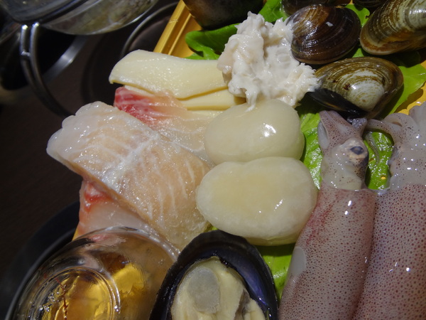 鍋神日式涮涮鍋(台中逢甲旗艦店)：1021026[官本金文愛台灣口碑券第十彈]星爺有箱神小官有鍋神CP值超級高且無敵爆好吃的鍋神日式涮涮鍋(台中逢甲旗艦店)