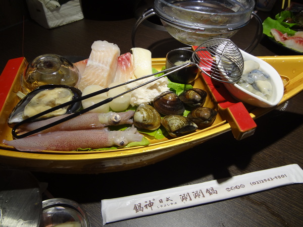 鍋神日式涮涮鍋(台中逢甲旗艦店)：1021026[官本金文愛台灣口碑券第十彈]星爺有箱神小官有鍋神CP值超級高且無敵爆好吃的鍋神日式涮涮鍋(台中逢甲旗艦店)