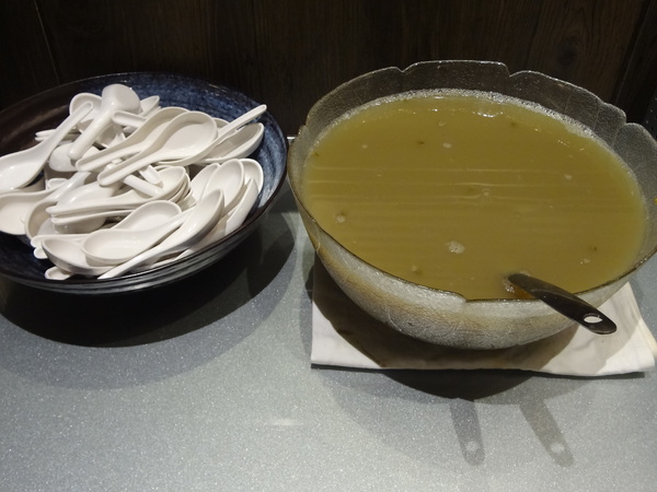 鍋神日式涮涮鍋(台中逢甲旗艦店)：1021026[官本金文愛台灣口碑券第十彈]星爺有箱神小官有鍋神CP值超級高且無敵爆好吃的鍋神日式涮涮鍋(台中逢甲旗艦店)