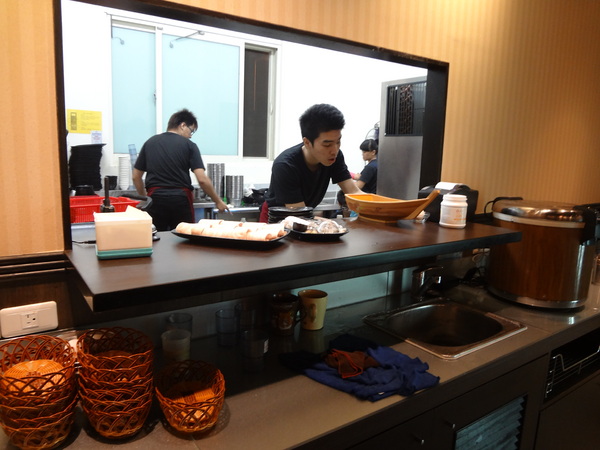 鍋神日式涮涮鍋(台中逢甲旗艦店)：1021026[官本金文愛台灣口碑券第十彈]星爺有箱神小官有鍋神CP值超級高且無敵爆好吃的鍋神日式涮涮鍋(台中逢甲旗艦店)