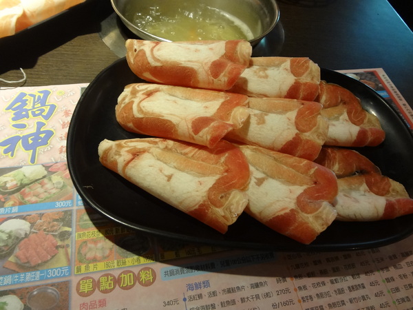 鍋神日式涮涮鍋(台中逢甲旗艦店)：1021026[官本金文愛台灣口碑券第十彈]星爺有箱神小官有鍋神CP值超級高且無敵爆好吃的鍋神日式涮涮鍋(台中逢甲旗艦店)