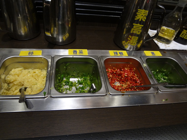 鍋神日式涮涮鍋(台中逢甲旗艦店)：1021026[官本金文愛台灣口碑券第十彈]星爺有箱神小官有鍋神CP值超級高且無敵爆好吃的鍋神日式涮涮鍋(台中逢甲旗艦店)