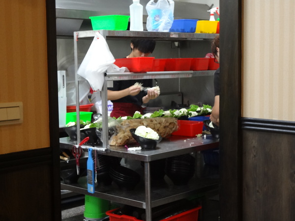 鍋神日式涮涮鍋(台中逢甲旗艦店)：1021026[官本金文愛台灣口碑券第十彈]星爺有箱神小官有鍋神CP值超級高且無敵爆好吃的鍋神日式涮涮鍋(台中逢甲旗艦店)