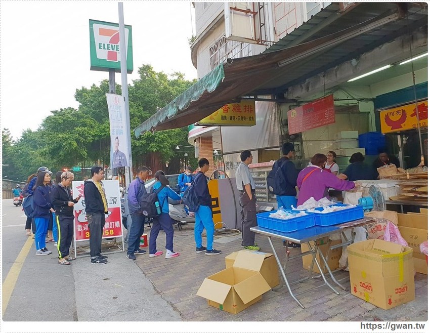 一大早就排隊，黑珍珠、披薩包，太晚來保證買不到！！