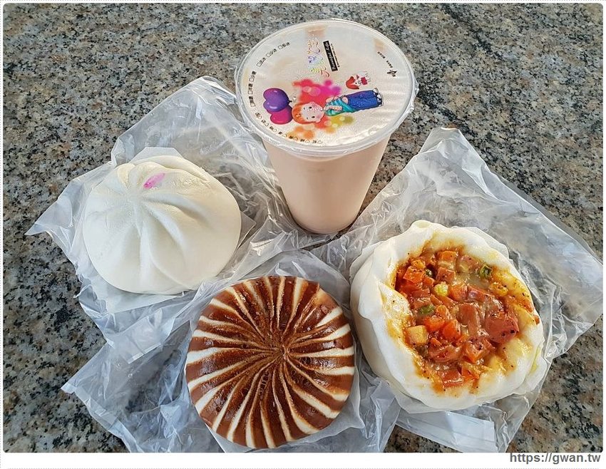 一大早就排隊，黑珍珠、披薩包，太晚來保證買不到！！