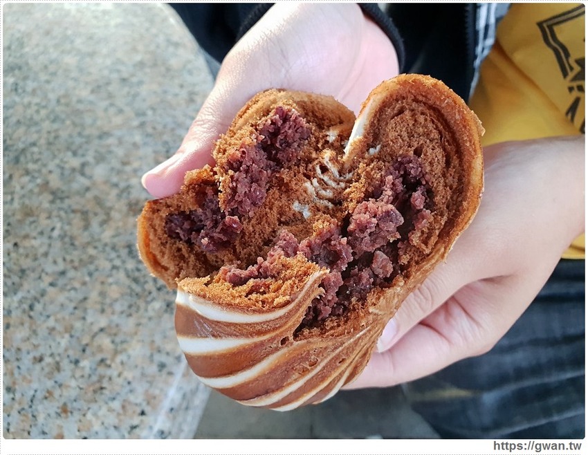 一大早就排隊，黑珍珠、披薩包，太晚來保證買不到！！