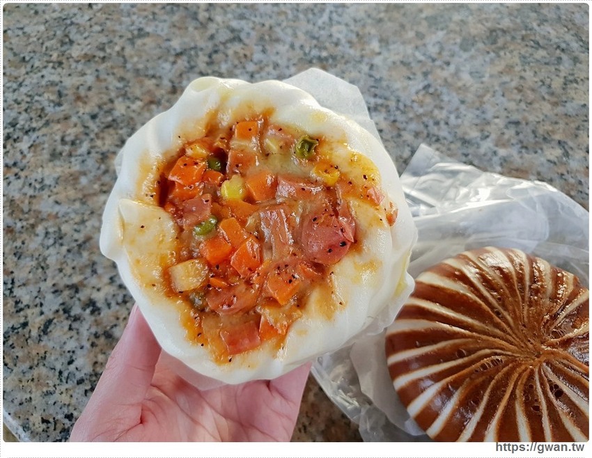 一大早就排隊，黑珍珠、披薩包，太晚來保證買不到！！