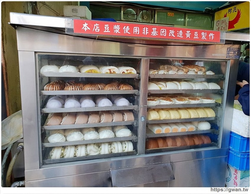 一大早就排隊，黑珍珠、披薩包，太晚來保證買不到！！