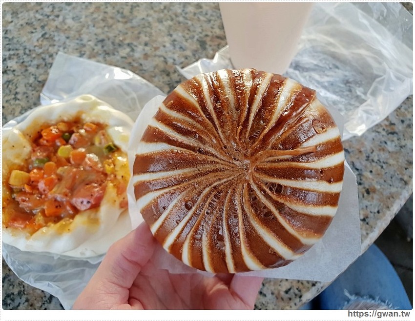 一大早就排隊，黑珍珠、披薩包，太晚來保證買不到！！