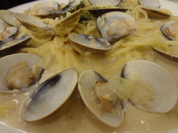 亞丁尼義式麵屋：1021124[官本金文愛台灣口碑券第17彈]亞丁尼義式麵屋整盤麵比月亮還大難怪史努比都住進來不想走