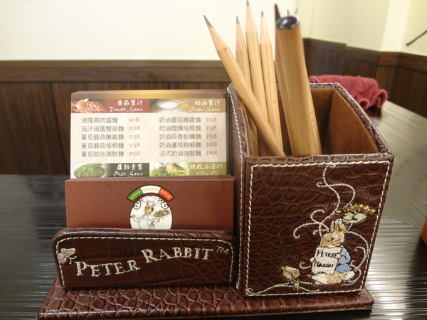 亞丁尼義式麵屋：1021124[官本金文愛台灣口碑券第17彈]亞丁尼義式麵屋整盤麵比月亮還大難怪史努比都住進來不想走