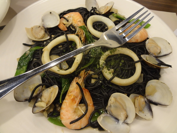 亞丁尼義式麵屋：1021124[官本金文愛台灣口碑券第17彈]亞丁尼義式麵屋整盤麵比月亮還大難怪史努比都住進來不想走