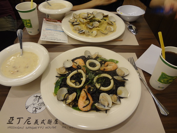 亞丁尼義式麵屋：1021124[官本金文愛台灣口碑券第17彈]亞丁尼義式麵屋整盤麵比月亮還大難怪史努比都住進來不想走