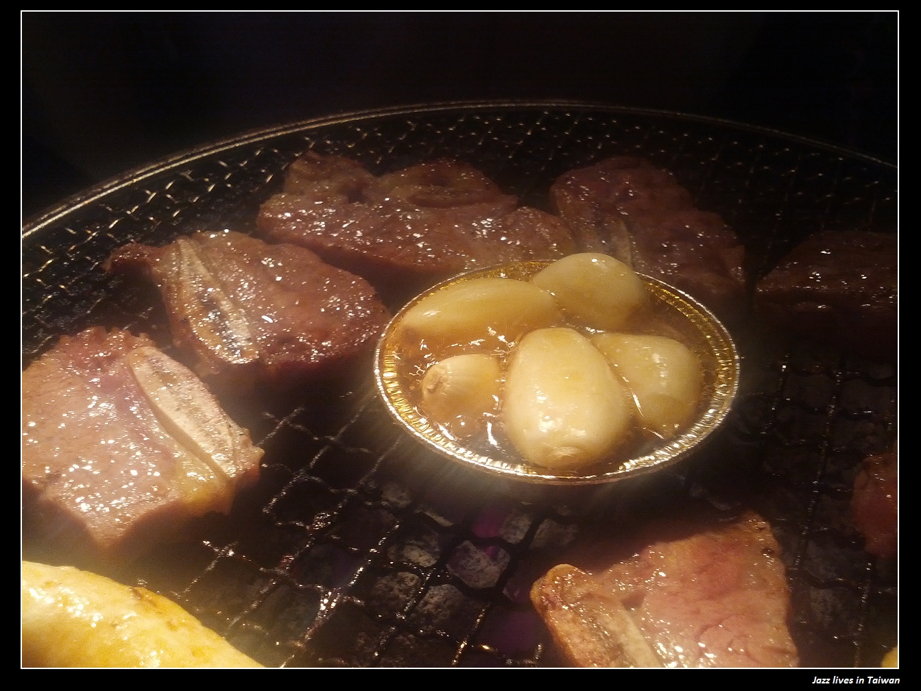 [三兩炭火燒肉]真真正正的炭火燒肉, 但是火沒有很旺, 烤得很慢, 吃不飽...