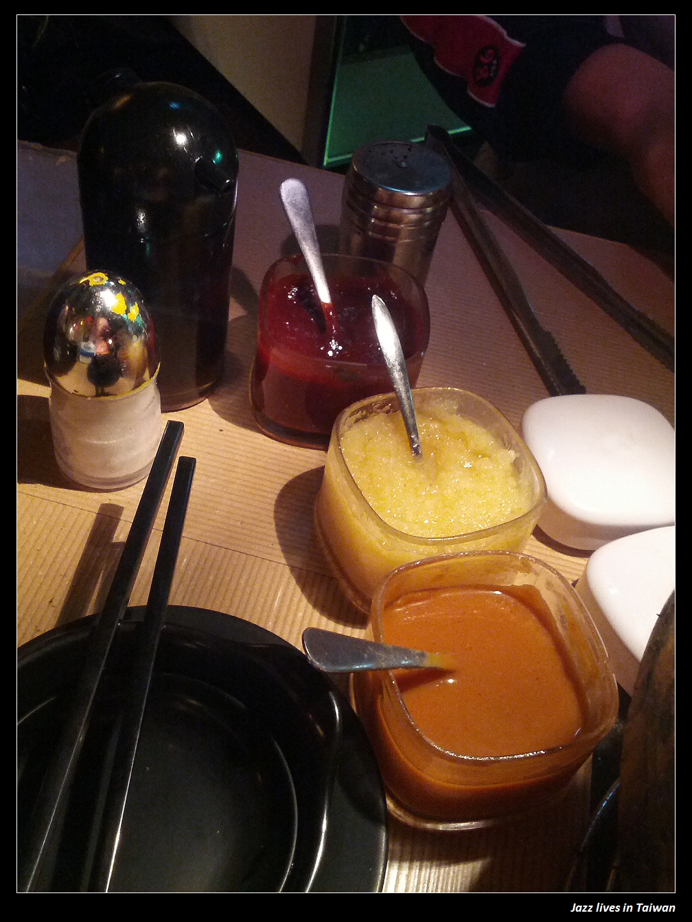 [三兩炭火燒肉]真真正正的炭火燒肉, 但是火沒有很旺, 烤得很慢, 吃不飽...