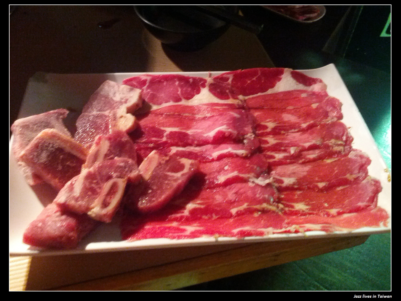 [三兩炭火燒肉]真真正正的炭火燒肉, 但是火沒有很旺, 烤得很慢, 吃不飽...