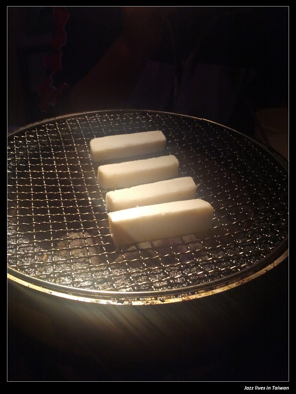 [三兩炭火燒肉]真真正正的炭火燒肉, 但是火沒有很旺, 烤得很慢, 吃不飽...