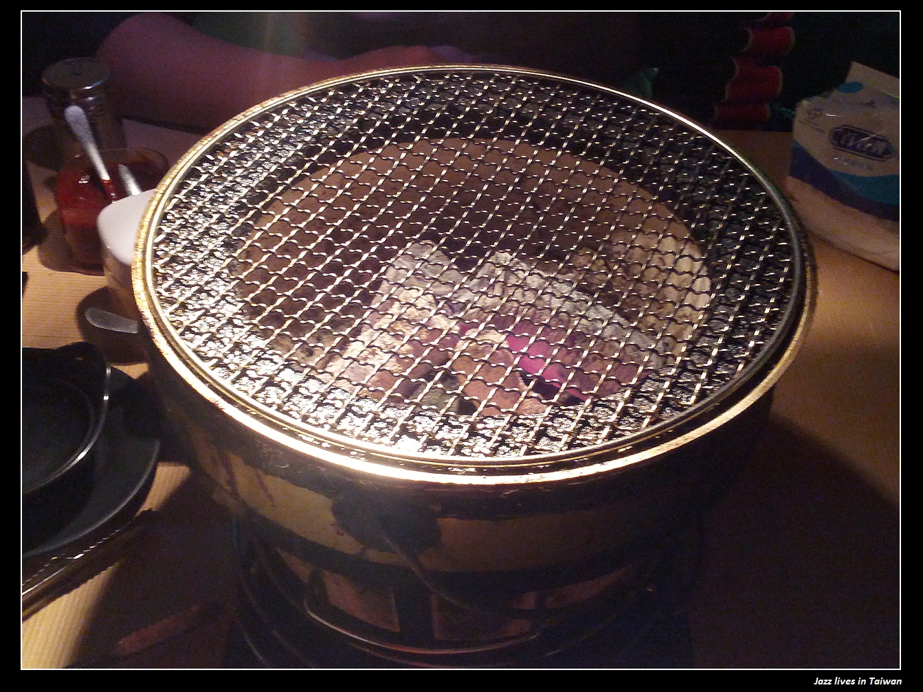 [三兩炭火燒肉]真真正正的炭火燒肉, 但是火沒有很旺, 烤得很慢, 吃不飽...