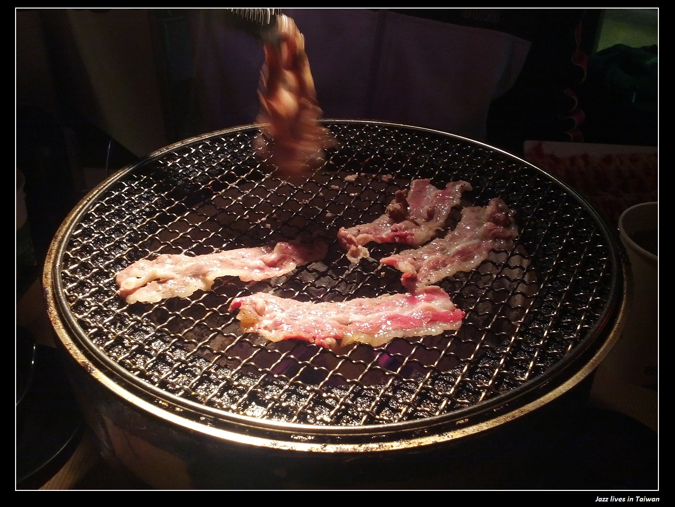 [三兩炭火燒肉]真真正正的炭火燒肉, 但是火沒有很旺, 烤得很慢, 吃不飽...