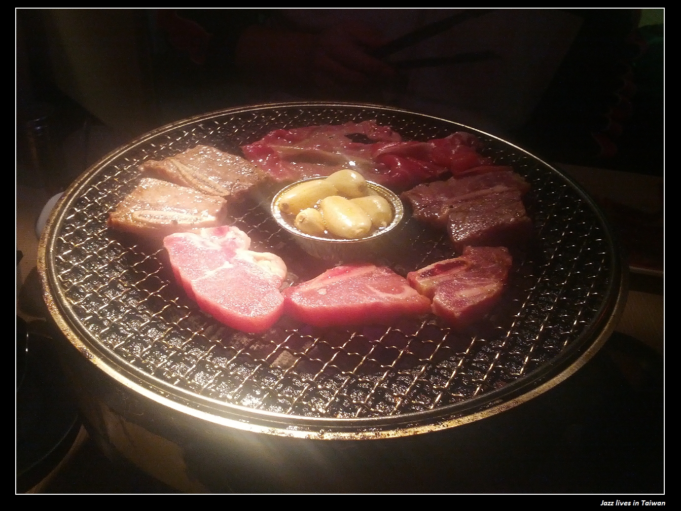 [三兩炭火燒肉]真真正正的炭火燒肉, 但是火沒有很旺, 烤得很慢, 吃不飽...