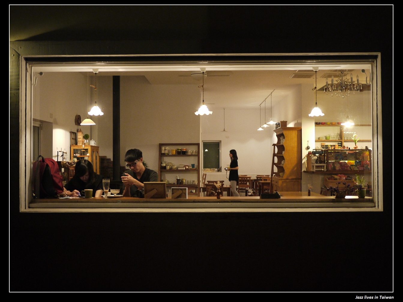 [MITAKA 3e CAFE]等公車時幫我撐傘的莫非是哆哆龍!!!