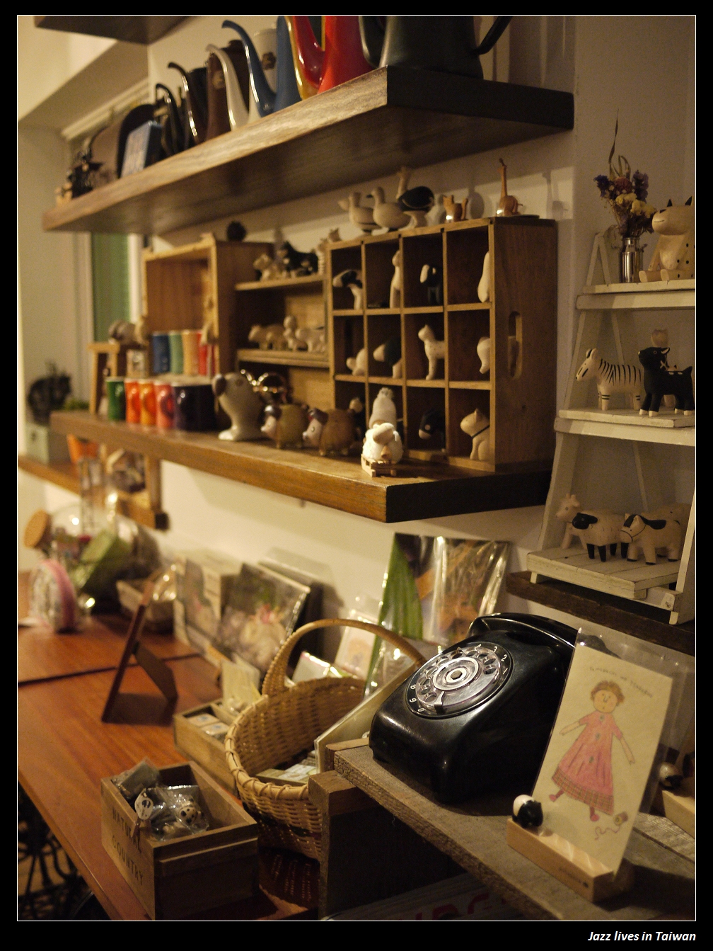 [MITAKA 3e CAFE]等公車時幫我撐傘的莫非是哆哆龍!!!