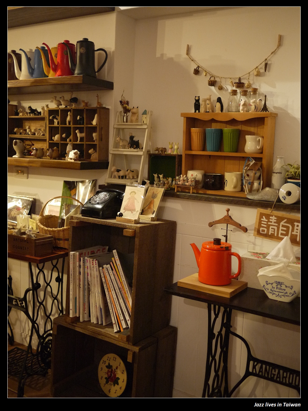 [MITAKA 3e CAFE]等公車時幫我撐傘的莫非是哆哆龍!!!