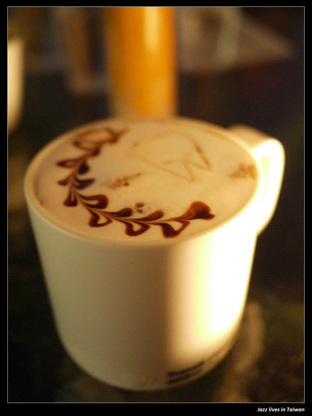 [MITAKA 3e CAFE]等公車時幫我撐傘的莫非是哆哆龍!!!