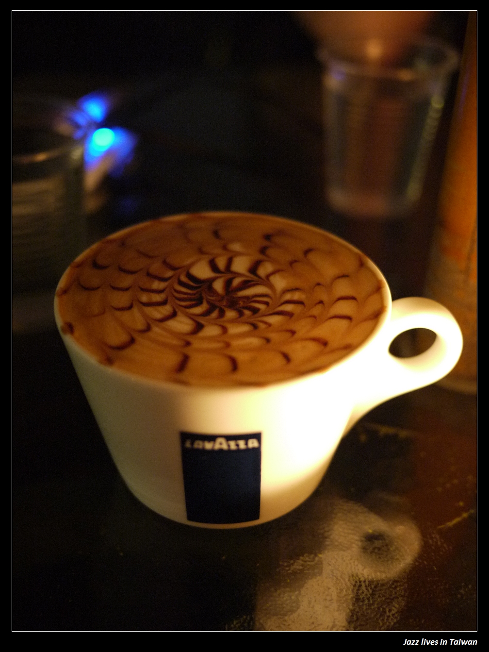 [MITAKA 3e CAFE]等公車時幫我撐傘的莫非是哆哆龍!!!