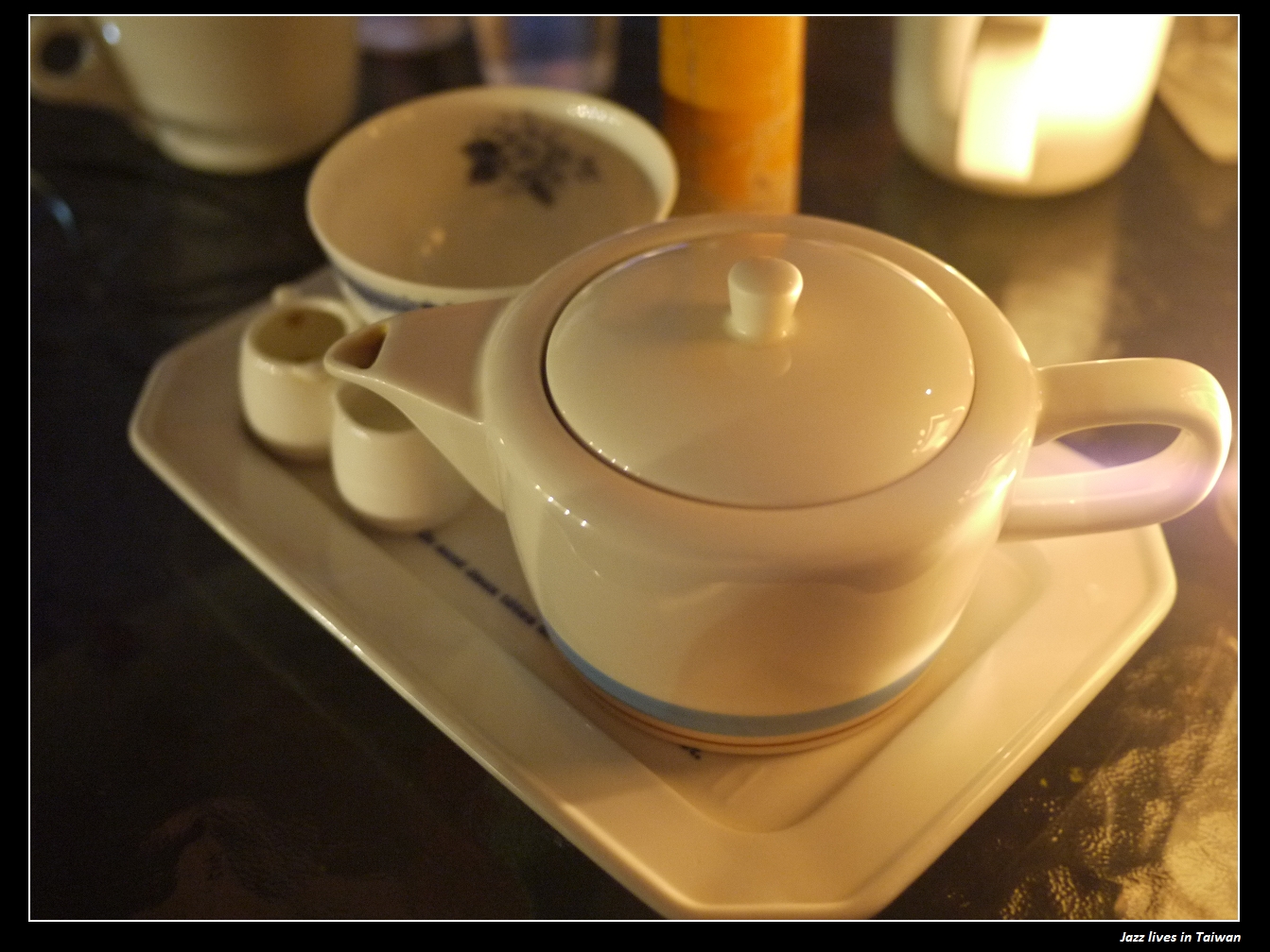 [MITAKA 3e CAFE]等公車時幫我撐傘的莫非是哆哆龍!!!