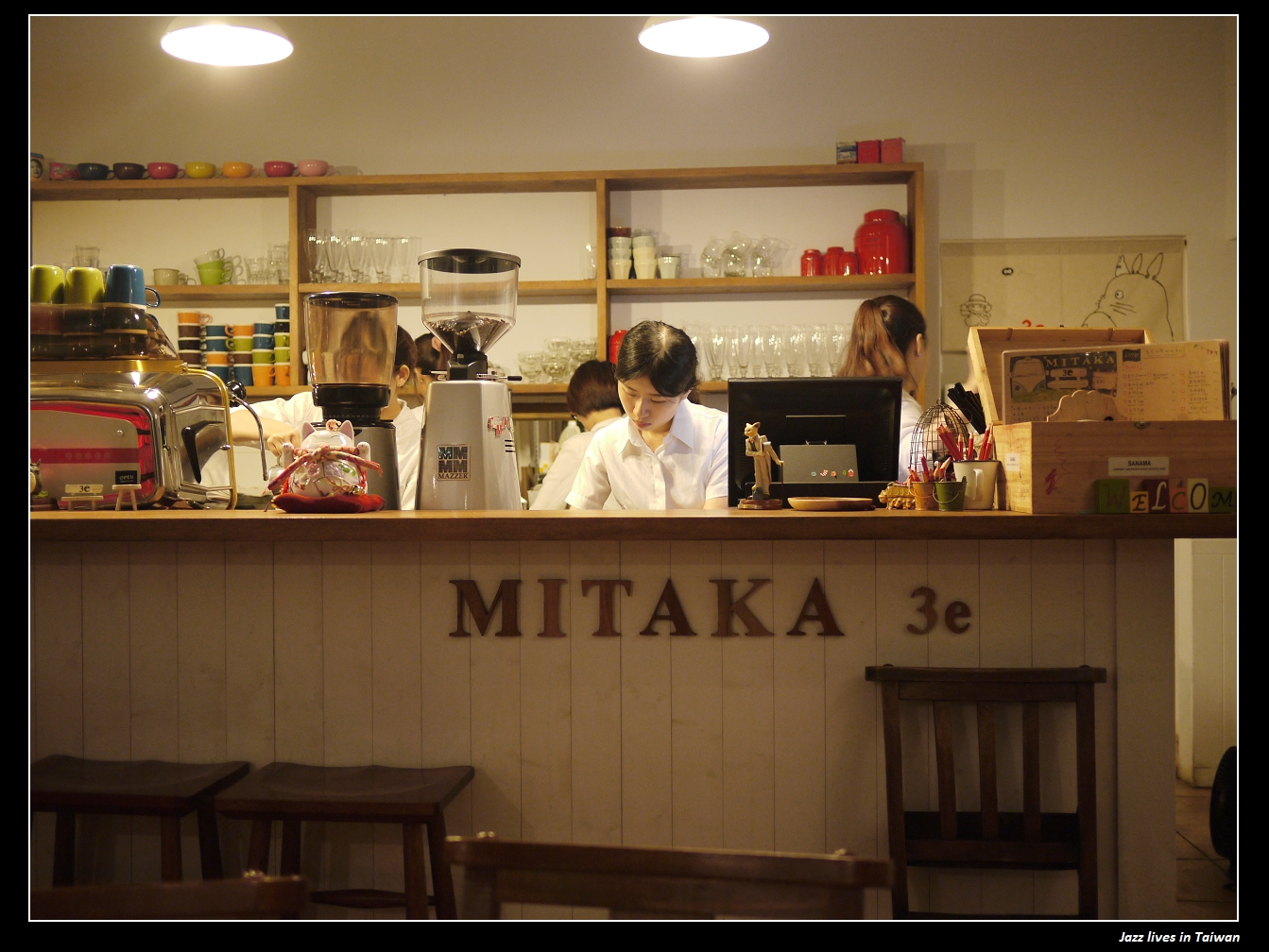 [MITAKA 3e CAFE]等公車時幫我撐傘的莫非是哆哆龍!!!