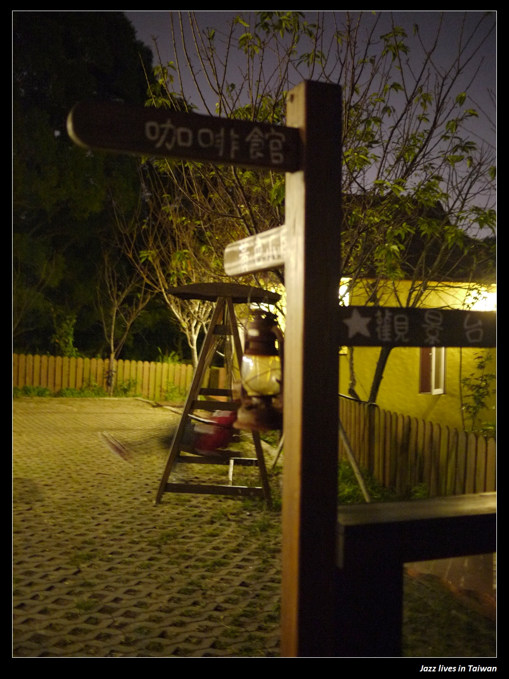 [MITAKA 3e CAFE]等公車時幫我撐傘的莫非是哆哆龍!!!