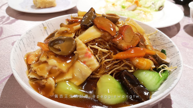 淡水美食︱阿基師觀海茶樓：傳統港點推車、美味實惠長輩最愛 招牌蝦餃皇皮薄餡滿.麻辣金錢肚多汁夠味 附菜單︱新北淡水