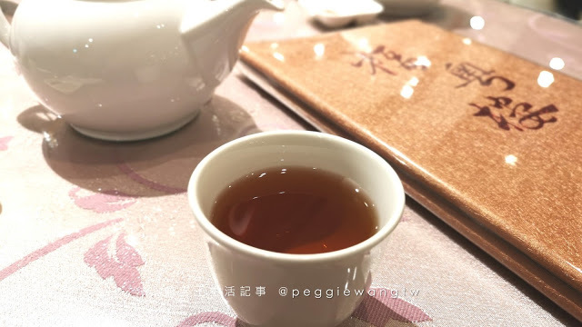 淡水美食︱阿基師觀海茶樓：傳統港點推車、美味實惠長輩最愛 招牌蝦餃皇皮薄餡滿.麻辣金錢肚多汁夠味 附菜單︱新北淡水