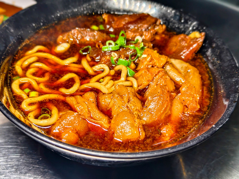 逢甲牛肉麵推薦！大六牛肉麵牛筋牛肉入口即化，逢甲商圈超狂雙寶麵必吃。