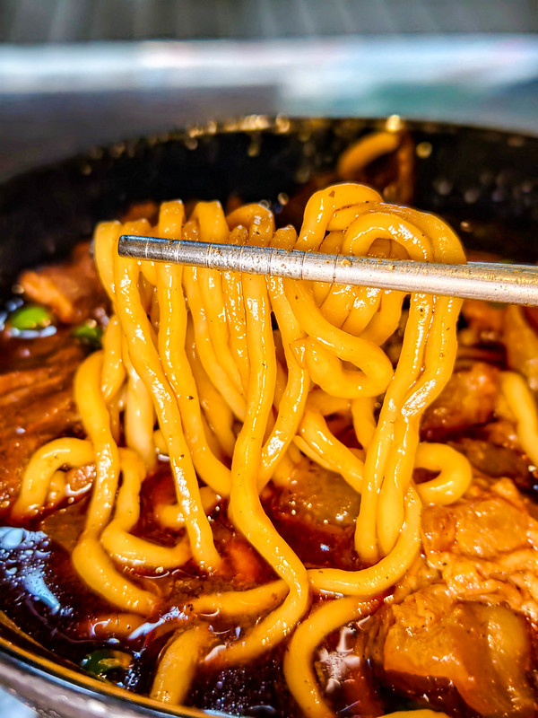 逢甲牛肉麵推薦！大六牛肉麵牛筋牛肉入口即化，逢甲商圈超狂雙寶麵必吃。