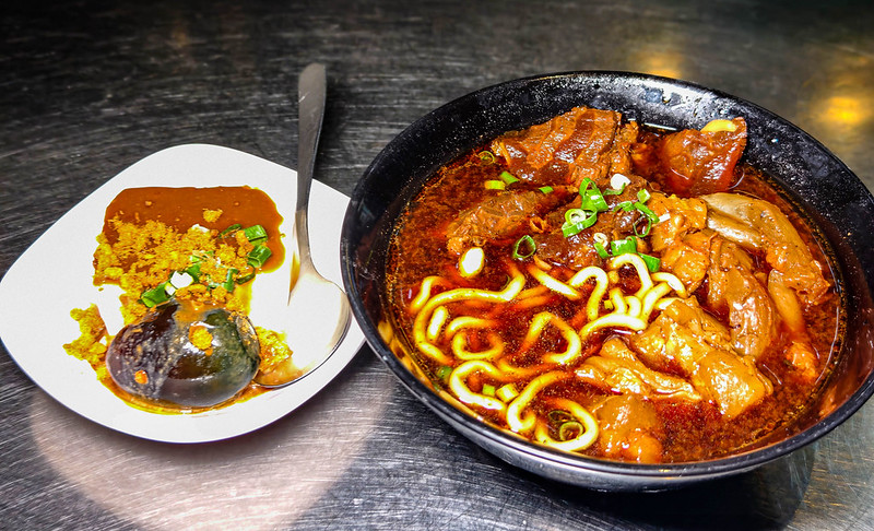 逢甲牛肉麵推薦！大六牛肉麵牛筋牛肉入口即化，逢甲商圈超狂雙寶麵必吃。