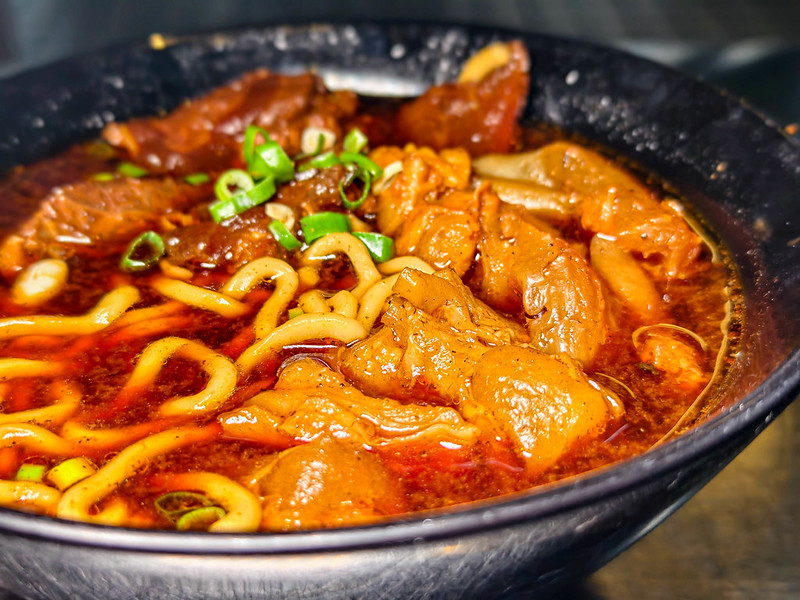逢甲牛肉麵推薦！大六牛肉麵牛筋牛肉入口即化，逢甲商圈超狂雙寶麵必吃。