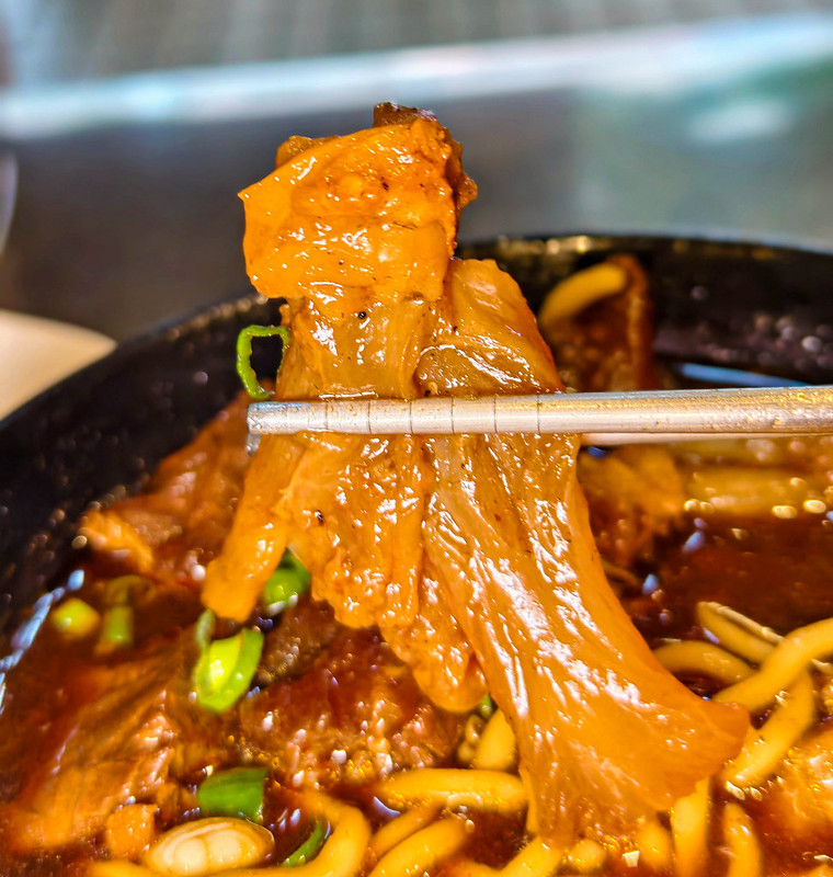 逢甲牛肉麵推薦！大六牛肉麵牛筋牛肉入口即化，逢甲商圈超狂雙寶麵必吃。