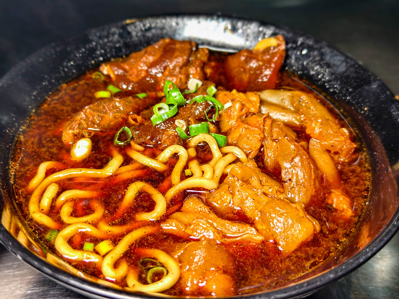 逢甲牛肉麵推薦！大六牛肉麵牛筋牛肉入口即化，逢甲商圈超狂雙寶麵必吃。