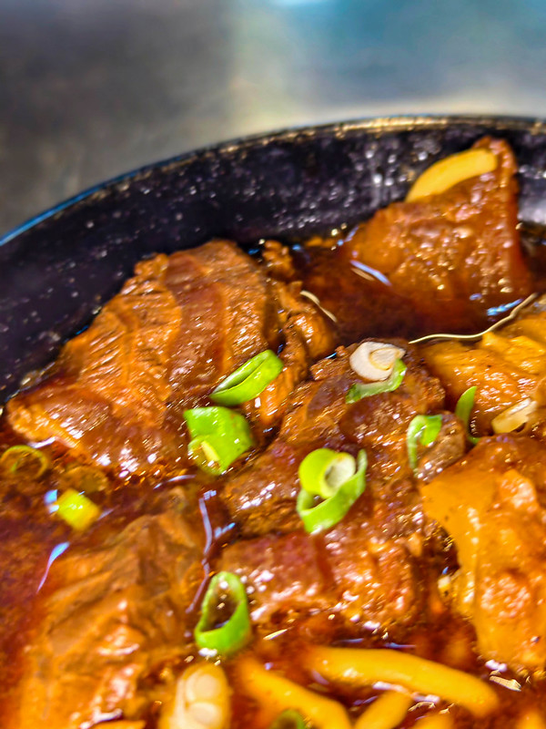 逢甲牛肉麵推薦！大六牛肉麵牛筋牛肉入口即化，逢甲商圈超狂雙寶麵必吃。