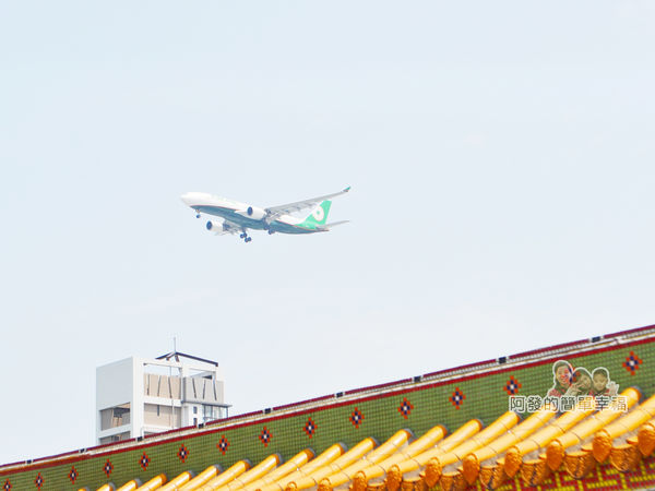 坑口彩繪村08-不時可看到飛機準備降落