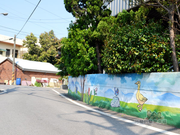 坑口彩繪村12-路旁矮圍牆上的彩繪