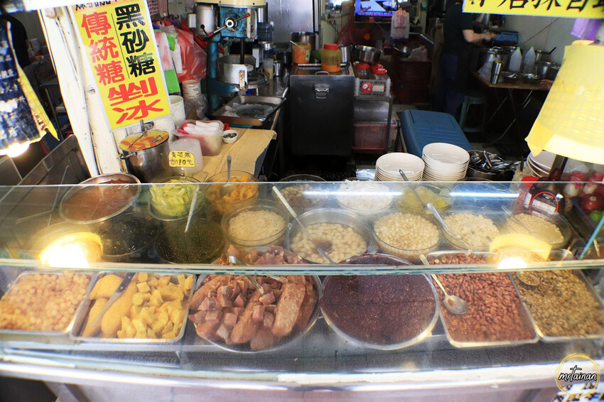台南果汁冰店／少數開到深夜的冰店／夏季限定愛文芒果牛奶冰／50多年歷史老店／當天新鮮現煮近20種配料／連在地人都愛吃
